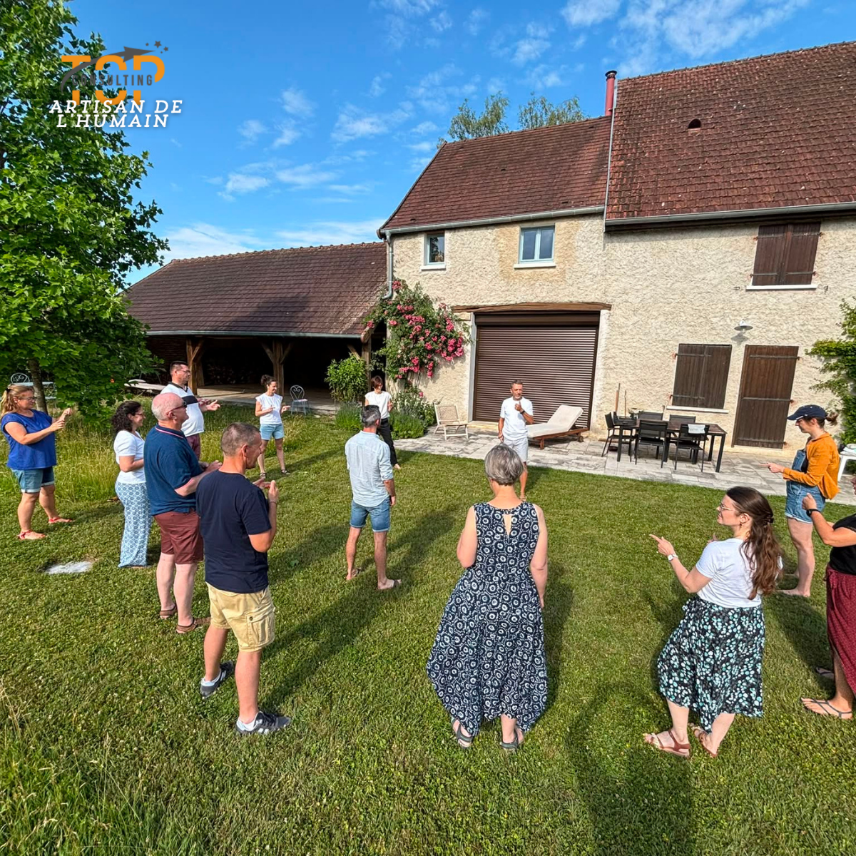 Groupe de participants en activité extérieure lors d'une formation de formateurs Praticien TOP® — pédagogie appliquée avec Top Consulting