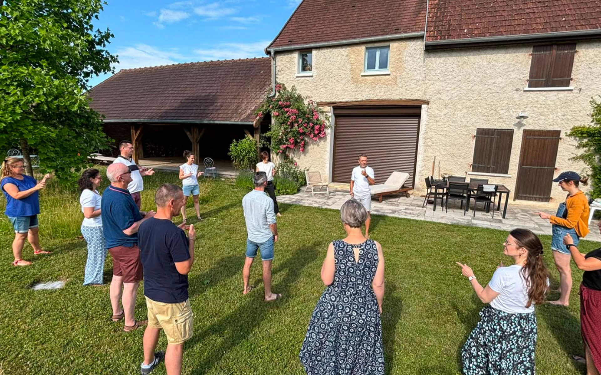 Groupe de participants en activité extérieure lors d'une formation de formateurs Praticien TOP® — pédagogie appliquée avec Top Consulting